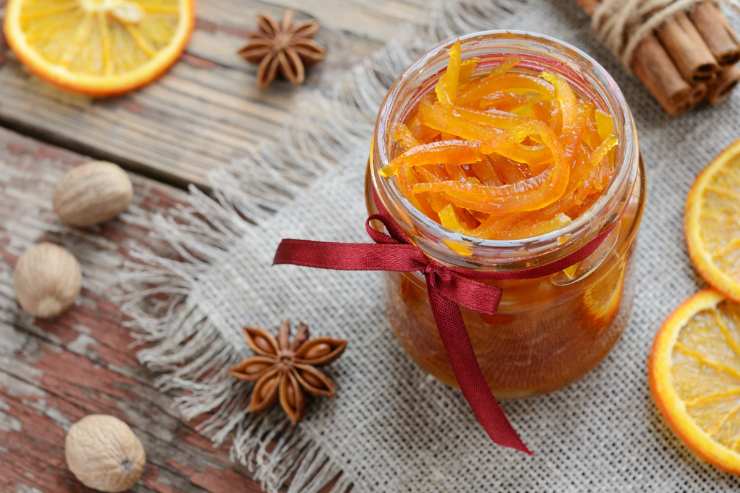 Trascorso il tempo necessario, scola le scorze d’arancia e mettile ad asciugare su una gratella per un’altra mezz’ora. Non ti resterà quindi che consumarle subito o usarle per guarnire i tuoi dolci. Se vuoi conservarle, mettile in un barattolo di vetro precedentemente sterilizzato con il loro sciroppo. Chiudi con il tappo e capovolgi i vasetti per creare il sottovuoto.