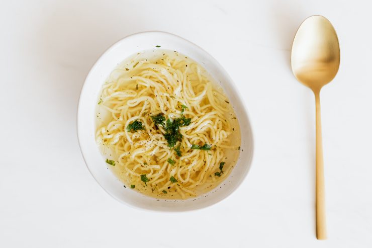 Cuoci gli spaghetti per circa metà del loro tempo di cottura, poi scolali e trasferiscili in padella e risottali nella salsa gremolada, aggiungendo un po’ di acqua di cottura alla volta. Quando avrai ottenuto una consistenza bella cremosa, spegni il fuoco ed impiatta gli spaghetti con la salsa e, se vuoi, una manciata di parmigiano grattugiato.