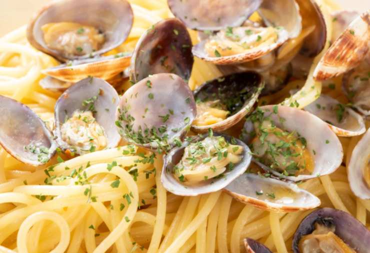 Scoliamo gli spaghetti al dente conservando un po’ di acqua di cottura. Riversiamo nella padella col sugo delle vongole. Aggiungiamo un po’ d’acqua di cottura e cuociamo qualche altro minuto a fiamma media. Controlliamo e aggiustiamo il sale. Spegniamo la fiamma e uniamo le vongole, mescolando per bene, quindi spolveriamo con il prezzemolo fresco tritato. Non rimane che servire!