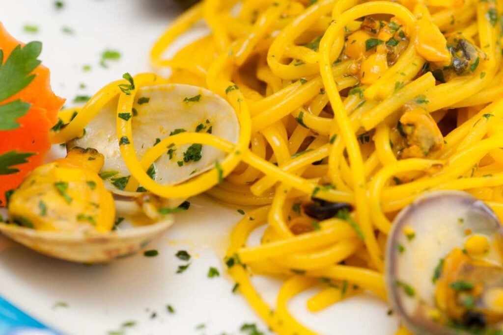 spaghetti vongole e zafferano