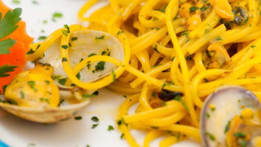 spaghetti vongole e zafferano