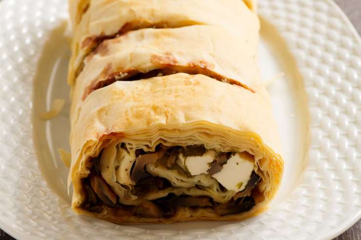 Spennella la superficie con un filo d’olio extravergine d’oliva, sistema lo strudel su una teglia coperta di carta da forno e cuoci in forno preriscaldato statico a 180 gradi per 30-40 minuti. Una volta pronto, tiralo fuori, lascialo raffreddare un poco e infine taglialo a fette e portalo in tavola.