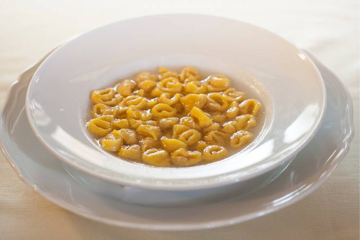 Stendi la pasta sottilmente con il mattarello o l’apposita macchietta e ritaglia dei quadrati grandi 2,5 cm di lato. Metti al centro di ognuno una noce di ripieno e chiudi prima a triangolo e poi avvolgi quest’ultimo su se stesso, tenendo al centro la punta del dito. Cuoci infine i tortellini nel brodo giusto qualche minuto e, una volta pronti, lasciali riposare un paio di minuti e servili belli caldi.