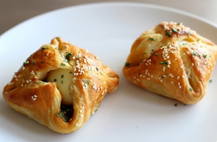 Inforniamo a 180 gradi e facciamo cuocere circa 15 minuti, fino a quando la sfoglia sarà ben dorata. Non resta che portare a tavola: si divorano in un sol boccone.