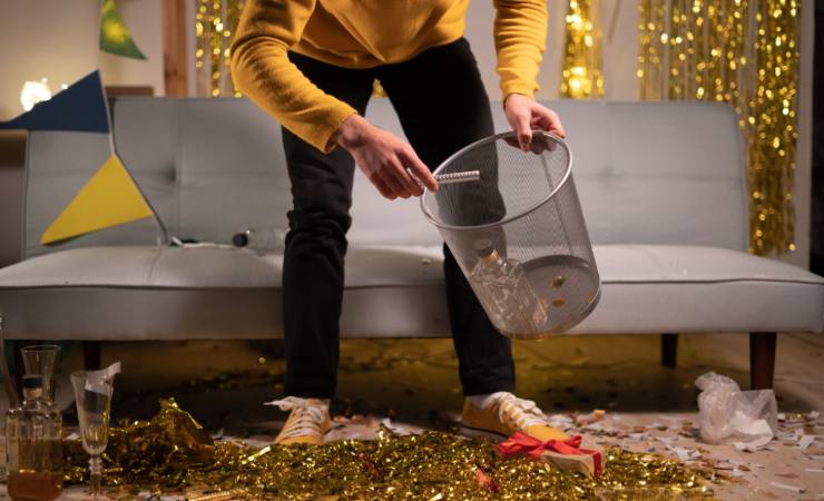 persona che sistema casa dopo festa