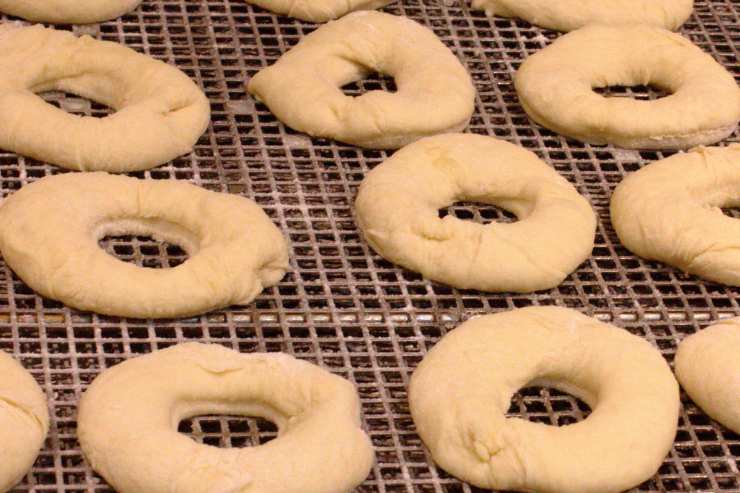 Inserisci le mandorle all’interno del composto in modo uniforme e preriscalda il forno a 180 gradi. Nel frattempo, stacca dei pezzetti di impasto e forma delle ciambelline di media dimensione, schiacciandole un poco.