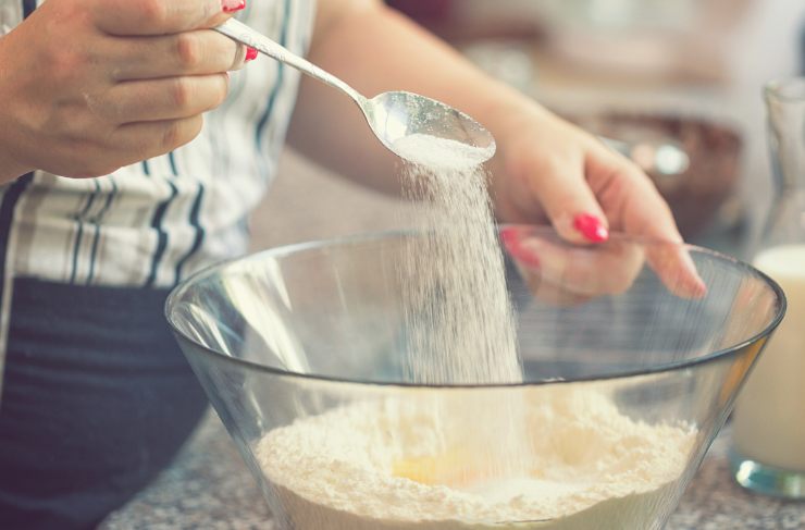 Mescola in una scodella la farina, lo zucchero ed il pisto. Poi aggiungi la scorza di arancia e di limone grattugiata, la vanillina, il cacao e l’ammoniaca. Sciogli un pizzico di sale nell’acqua tiepida ed unisci anche questa al composto. Amalgama bene il tutto fino a formare un panetto liscio e omogeneo.