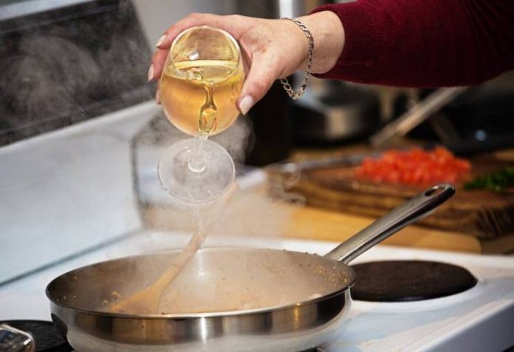 Sfumate con il vino bianco, lasciate evaporare la parte alcolica ed aggiungete il resto del burro per creare il fondo. Regolate appena di sale, pochissimo perché il prosciutto è già saporito e servite subito, irrorando con il sughetto delizioso che li accompagna: buon appetito!