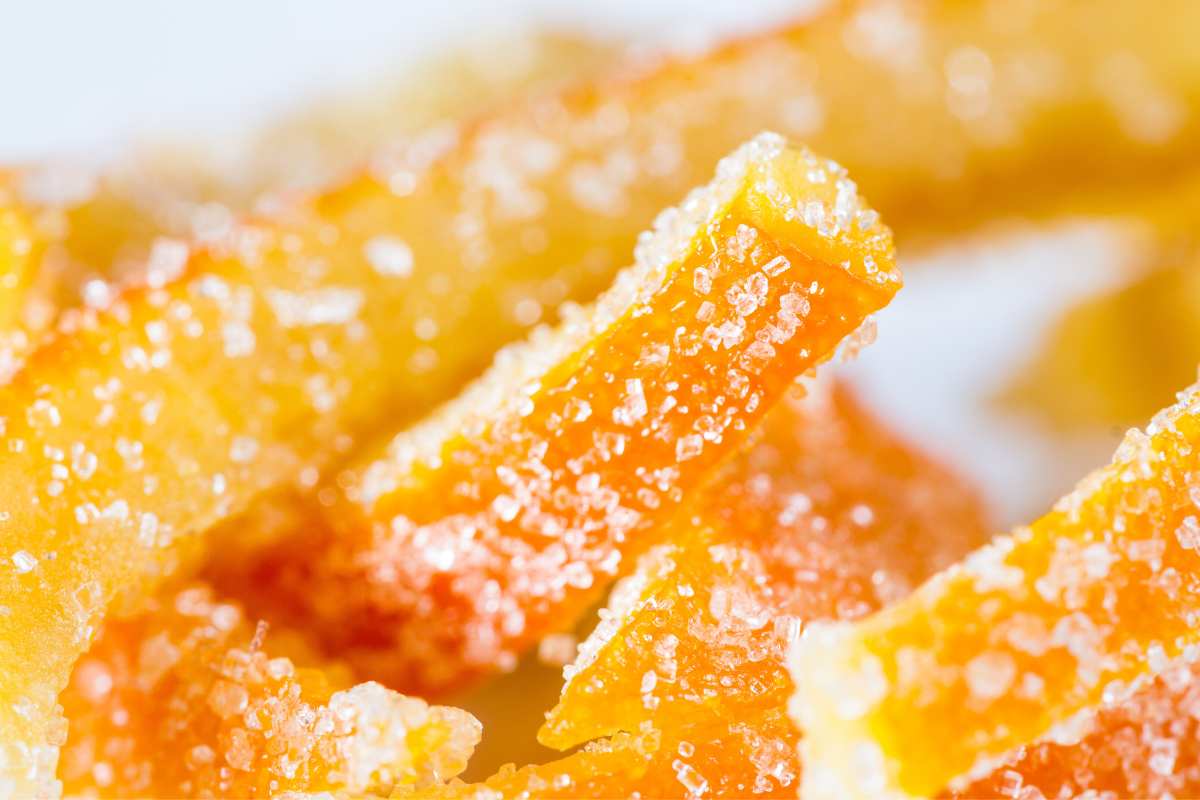 Mica le compro le scorzette d’arancia candita: le faccio a casa con la ricetta delle pasticcerie
