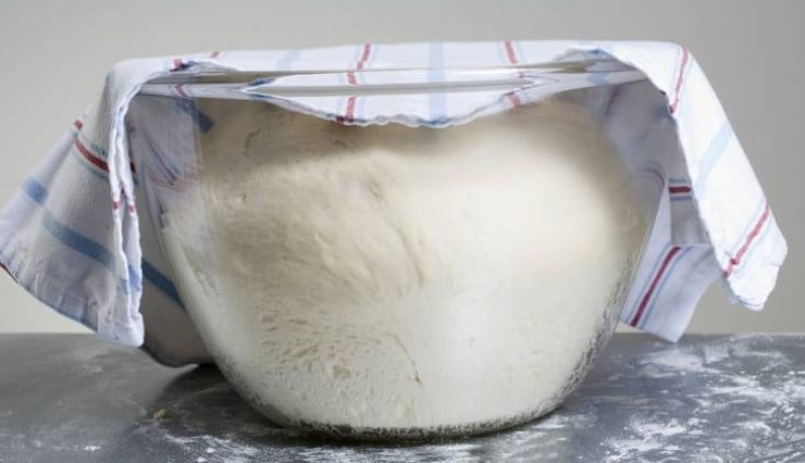 Coprite la ciotola con un canovaccio e lasciate lievitare per 1 ora e mezza, finché l’impasto sarà gonfio e pieno di bolle. A questo punto scaldate abbondante olio in una padella dai bordi alti fino a che sarà ben caldo.