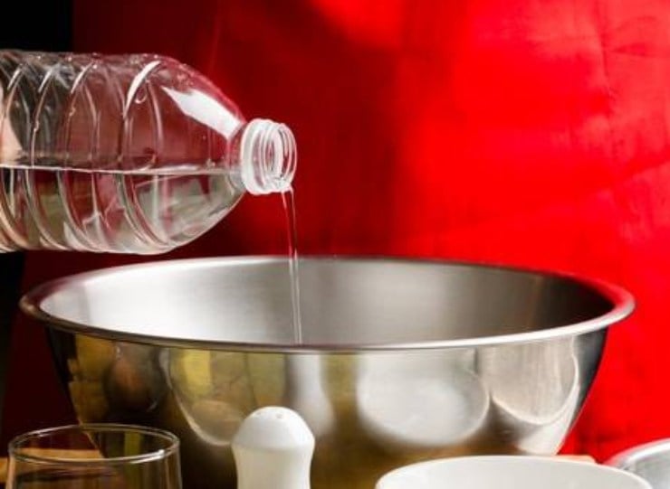 Sciogliete il lievito in poca acqua tiepida insieme allo zucchero, mescolando finché non si sarà completamente sciolto. Versate la farina in una ciotola ampia ed unite il mix di zucchero e lievito iniziando a mescolare. Aggiungete gradualmente il resto dell’acqua ed il sale ed impastate energicamente fino ad ottenere una pastella densa e morbida, quasi elastica.