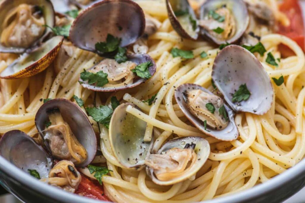 spaghetti con le vongole insaporiti con aromi