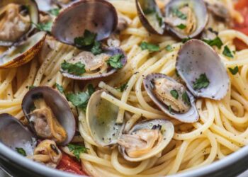 spaghetti con le vongole insaporiti con aromi
