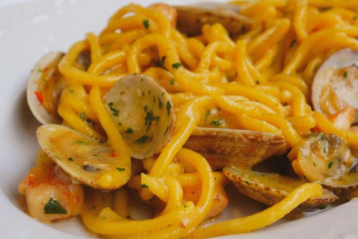 Cuoci la pasta in una pentola con abbondante acqua salata, scolala al dente e travasala all’interno della padella con il condimento. Salta tutto per qualche istante, in modo da amalgamare bene tutti i sapori, ed impiatta aggiungendo anche le vongole con il guscio ed un’altra spolverata di prezzemolo tritato.