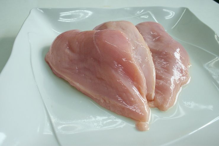 Per prima cosa, prendi le fette di petto di pollo, tagliale a pezzettini grandi circa 3 cm e metti tutto in una scodella. Dopodiché, in una ciotolina a parte, mescola il miele, la senape, l’olio extravergine d’oliva e la salsa di soia. Aggiungi anche il peperoncino fresco sminuzzato, uno spicchio d’aglio tritato e poi la birra.&nbsp;