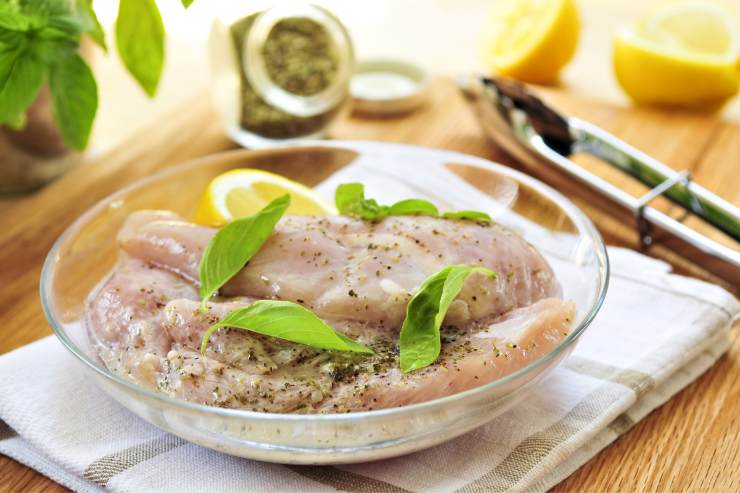 Mescola bene e versa la marinatura sulla carne. Massaggia il pollo con le mani, in modo da farlo insaporire per bene, e poi coprilo con la pellicola trasparente e lascialo riposare in frigo per un paio d’ore. Trascorso il tempo necessario, riprendi la carne, infilala sugli spiedini a 3-4 pezzi alla volta e tieni da parte la marinatura.