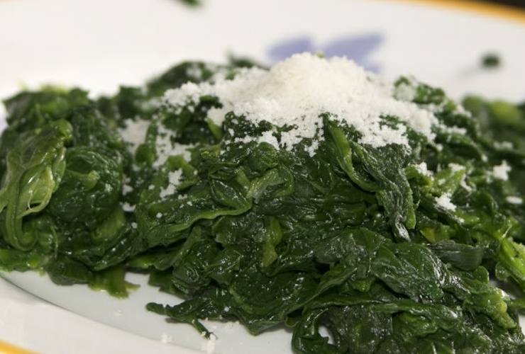 Se occorre saltiamo qualche altro istante per eliminare eventuale acqua residua. Non resta che sistemare nei piatti e servire: nemmeno i più piccoli potranno resistere!