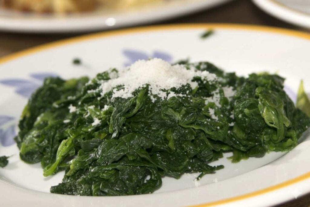 piatto di spinaci al burro con parmigiano