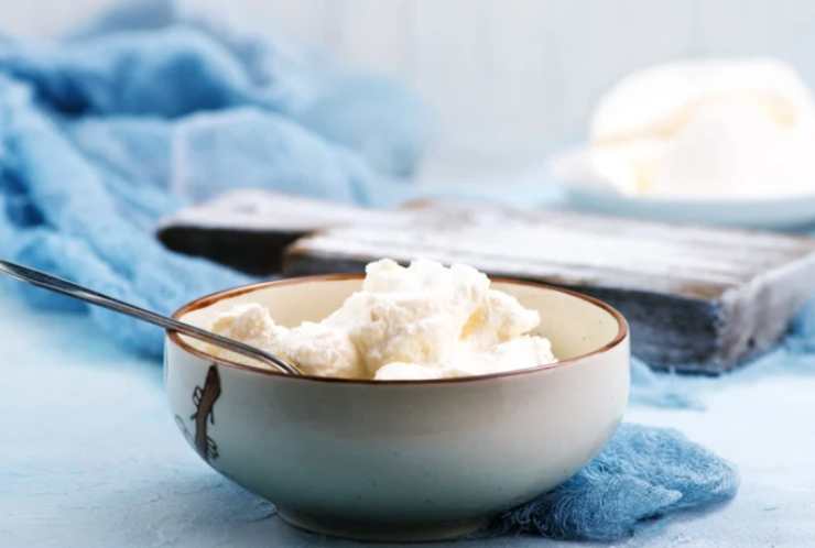 In una ciotola riversiamo la ricotta e insaporiamola con sale e pepe quanto basta. Uniamo il prosciutto a dadini e la mozzarella tagliata a pezzi e amalgamiamo il tutto;