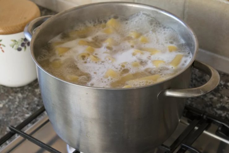 Copriamo di nuovo e facciamo cuocere un’altra ora, sempre rimescolando, e unendo il resto del vino man mano che occorre. Trascorso questo tempo possiamo portare sul fuoco la pentola per la cottura della pasta;