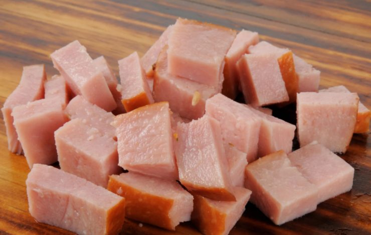 Lavoriamo con un frullino e setacciamo l’amido di mais. Aggiungiamo sale quanto basta e poi pecorino e parmigiano grattugiati; Lavoriamo ancora e accorpiamo il prosciutto a cubetti (o l’affettato scelto) e poi la scamorza tagliata a pezzi (o il formaggio scelto). Mescoliamo per distribuire nella crema;