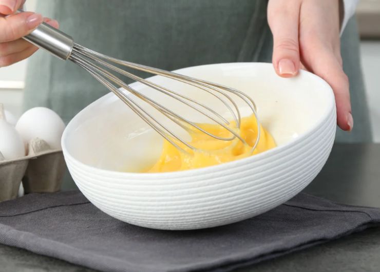 Posizioniamo al centro di ogni quadrato un uovo sodo e ripieghiamo i quattro angoli a ricoprire l’uovo, incrociandosi nel mezzo. Disponiamo tutte le uova sode così avvolge in una teglia da forno. Sbattiamo il tuorlo in un recipiente con goccio di latte, un pizzico di sale, pepe se vogliamo e una spolverata di parmigiano grattugiato. Usiamo il composto per spennellare le uova avvolte nella sfoglia;