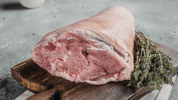 Asciugate bene gli stinchi con carta da cucina: massaggiateli con sale, pepe ed un filo d’olio extra vergine d’oliva, insistendo bene sulla carne. Profumateli con rosmarino ed alloro e mettete un attimo da parte. Scaldate un filo d’olio in una casseruola, unite cipolla a fette ed aglio schiacciato e rosolate gli stinchi su tutti i lati finché sono ben dorati.