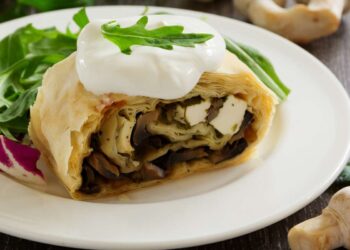 fetta di strudel con funghi