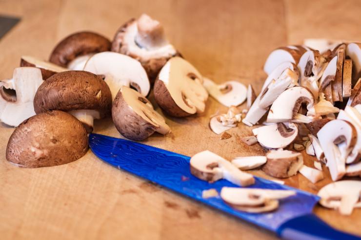 Per prima cosa, pulisci il porro ed affettalo sottilmente. Pulisci anche i funghi eliminando la parte terrosa del gambo e passandoli con uno straccetto umido. Affetta anche quelli e metti a scaldare una padella sul fuoco con un giro d’olio extravergine d’oliva. Metti a rosolare il porro per 3-4 minuti e poi aggiungi anche i funghi. Regola di sale e di pepe e lascia cuocere per 10-15 minuti.