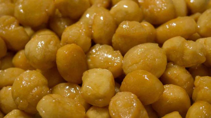 Sciogliete il miele in un tegame con lo zucchero e la scorza d’arancia, tuffate dentro gli struffoli e mescolate per ricoprirli bene. Sistemate in un piatto dando la classica forma a ciambella e decorate con codette, diavoletti e canditi: buon appetito!