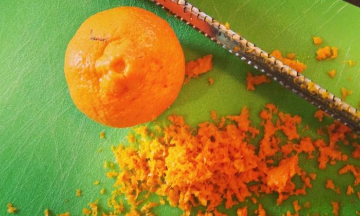 Disponete la farina a fontana su una spianatoia ed unite al centro le uova, lo zucchero, il burro morbido, il vino, la scorza grattugiata di un’arancia ed il sale. Impastate con le mani fino ad ottenere un panetto morbido, liscio e compatto: se necessario, aggiungete un pizzico di farina. Avvolgetelo nella pellicola trasparente e lasciatelo riposare mezz’ora a temperatura ambiente.