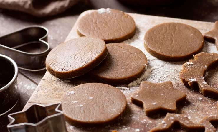 Trasferisci l’impasto su un piano da lavoro infarinato e stendilo con il mattarello in modo da ricavare uno spessore di 1 cm. Taglia la pasta in modo da ricavare degli ovali e trasferiscili su una teglia coperta di carta da forno, ben distanziati gli uni dagli altri (gli avanzi di pasta rimpastali e forma altri biscotti). Cuoci in forno statico a 190 gradi sul ripiano medio per circa 15 minuti e, una volta pronte, tira fuori le susumelle e lasciale raffreddare.