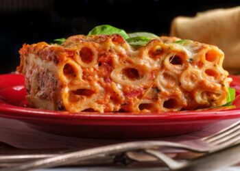 piatto di ziti al sugo al forno