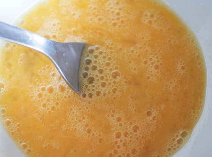 Condite con olio, sale e pepe: mescolate con delicatezza per non rompere troppo le patate. Rompete le uova e sbattetele leggermente con il parmigiano, poi ungete una teglia del dimetro di circa 22 centimetri, spolverate con pangrattato e versate le patate e cipolle. Pressate leggermente per compattarle, aggiungete le uova fino a ricoprirle e completate con un po’ di pangrattato se vi piace per una crosticina dorata.