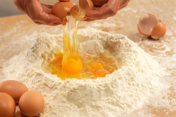 Nel frattempo, prepara la pasta. Versa la farina a fontana su una spianatoia ed apri 3 uova al centro. Impasta velocemente a mano, fino ad ottenere un composto liscio ed omogeneo. Lascialo quindi riposare coperto con la pellicola trasparente per circa 40 minuti.&nbsp;