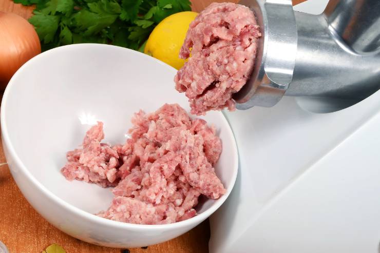 Per fare il ripieno, taglia il lombo di maiale a fette spesse 2 cm e scottalo in padella da entrambi i lati. Sala e lascia raffreddare. Passalo al tritacarne insieme alla mortadella e al prosciutto crudo. Aggiungi un uovo, la noce moscata ed il parmigiano grattugiato e ripassa tutto al tritacarne.