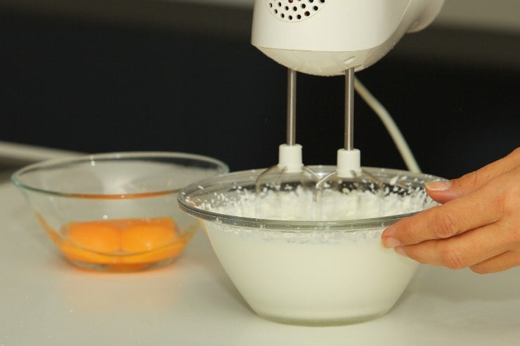 Inizia a fare la pasta biscotto montando con le fruste elettriche gli albumi, mentre aggiungi gradualmente lo zucchero. Una volta ottenuta una consistenza bella soda, incorpora i tuorli sbattuti con la frusta a mano, mescolando delicatamente per non smontare il composto. Setaccia la farina ed il lievito e mescola ancora fino ad ottenere un impasto liscio e omogeneo.