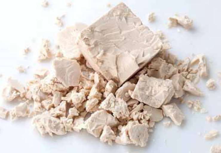 Sciogliete il lievito in qualche cucchiaio di acqua tiepida, mescolando bene e mettetelo un attimo da parte. Versate la farina in una ciotola grande ed aggiungete il lievito sciolto, poi incorporate gradualmente prima la restante acqua e poi il sale, mescolando fino ad ottenere una pastella morbida ed uniforme.