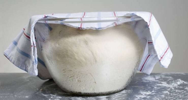 Coprite e lasciate lievitare per circa un’ora e mezza, finché l’impasto risulterà gonfio e pieno di bolle in superficie. Scaldate abbondante olio di semi in una casseruola capiente, quindi riprendete l’impasto lievitato e prelevatene delle porzioni con un cucchiaio.