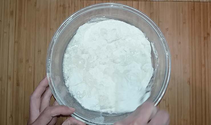 Lessate il cavolo bianco, scolatelo e strizzatelo molto bene, poi ricavate le cimette. Lessate il baccalà, eliminate pelle e spine e tagliatelo a pezzetti piccoli. Dividete l’impasto lievitato in tre parti ed incorporate delicatamente cavolo e baccalà nelle rispettive porzioni, lasciando una parte semplice.