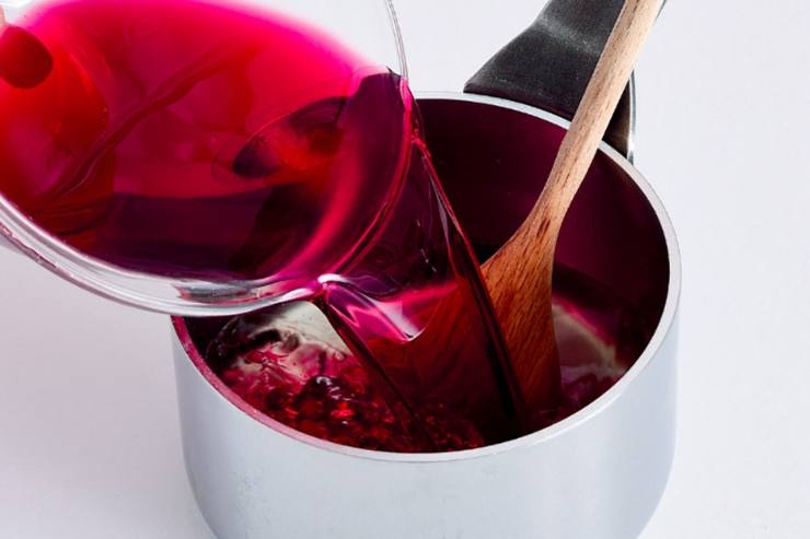 Fatto ciò foderate una ciotola semisferica con la pellicola per alimenti, quindi tagliate il pan di Spagna a fette e rivestite la cupola, facendolo aderire bene. Spennellate leggermente con l’Alchermes e mettete da parte, intanto realizzare la farcitura: mescolate la ricotta con lo zucchero, lavorandola fino ad ottenere una crema liscia.