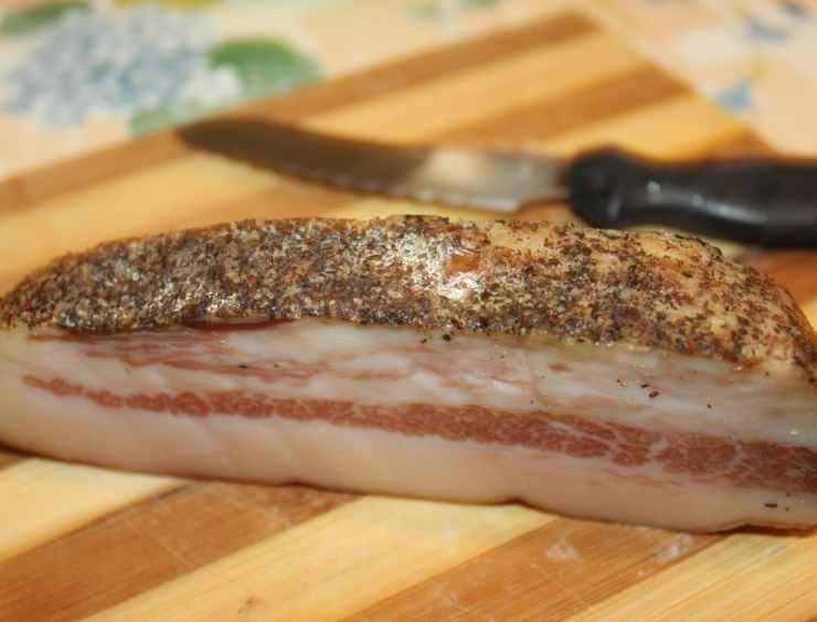 Saltateli a fiamma vivace per 3/4 minuti finché iniziano a sfrigolare, togliete l’aglio, regolate di sale e coprite. Mentre i broccoli si insaporiscono, mettete il guanciale a pezzetti in una padellina fredda a parte. Accendete il fuoco e lasciatelo diventare dorato e croccante, quindi spegnete.