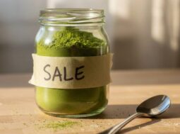 Barattolo di vetro con polvere essiccata fatto in casa, etichetta scritta a mano, sostituto naturale del sale.