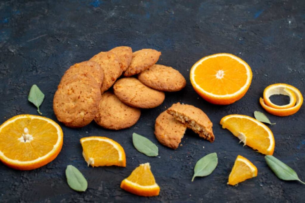 biscotti all'arancia con arancia tagliata