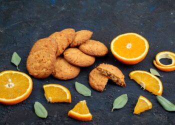 biscotti all'arancia con arancia tagliata