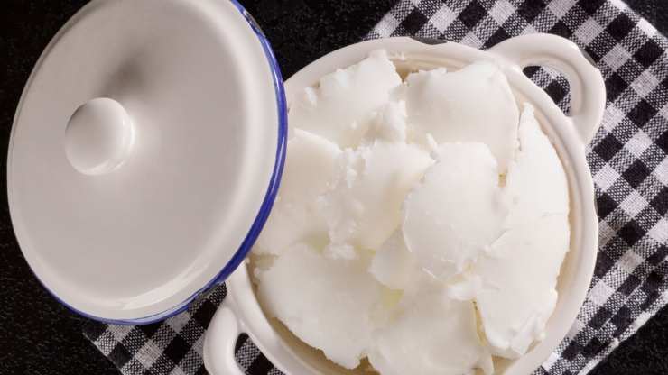 In una ciotola capiente, rompete le uova ed aggiungete lo zucchero: mescolate con una forchetta fino ad ottenere un composto omogeneo. Unite lo strutto e continuate a mescolare, quindi incorporate la bustina di lievito per dolci.