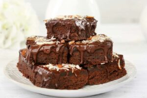brownies al cioccolato e arancia in un piatto