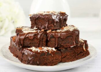 brownies al cioccolato e arancia in un piatto