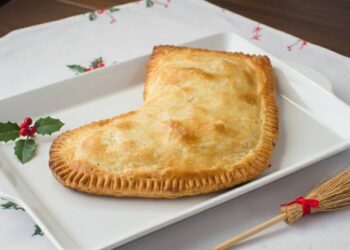 calza di sfoglia salata della Befana con prosciutto e scamorza ricette.com