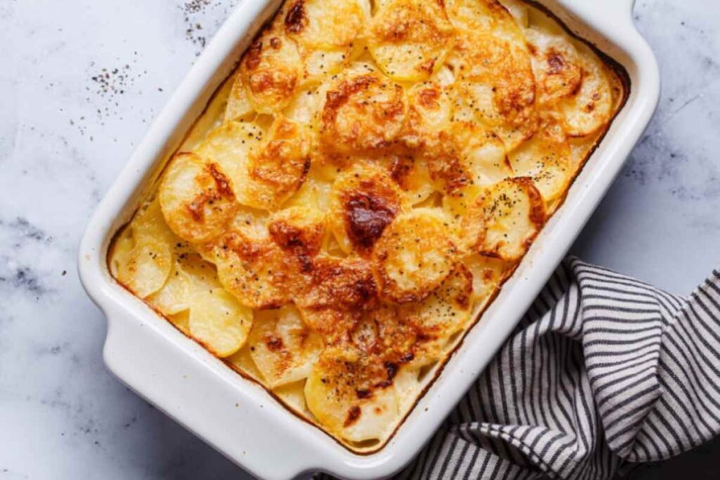 pasticcio di patate e besciamella in teglia